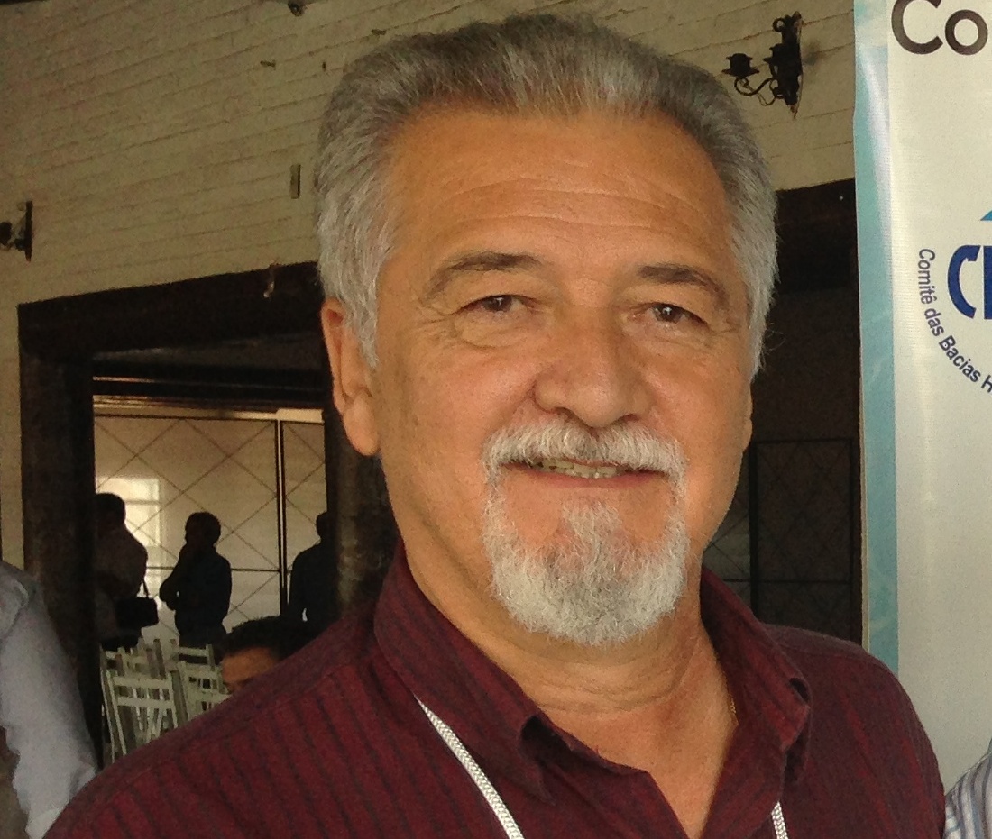 Denis Emanuel de Araujo, nascido em outubro de 1951, é casado e pai de três filhos e uma filha, dois deles residentes em São Paulo. Sua formação acadêmica é ... - denis-e-de-araujo